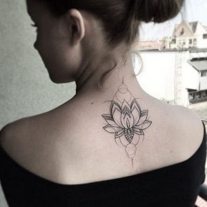 tatuagem feminina nas costas 3