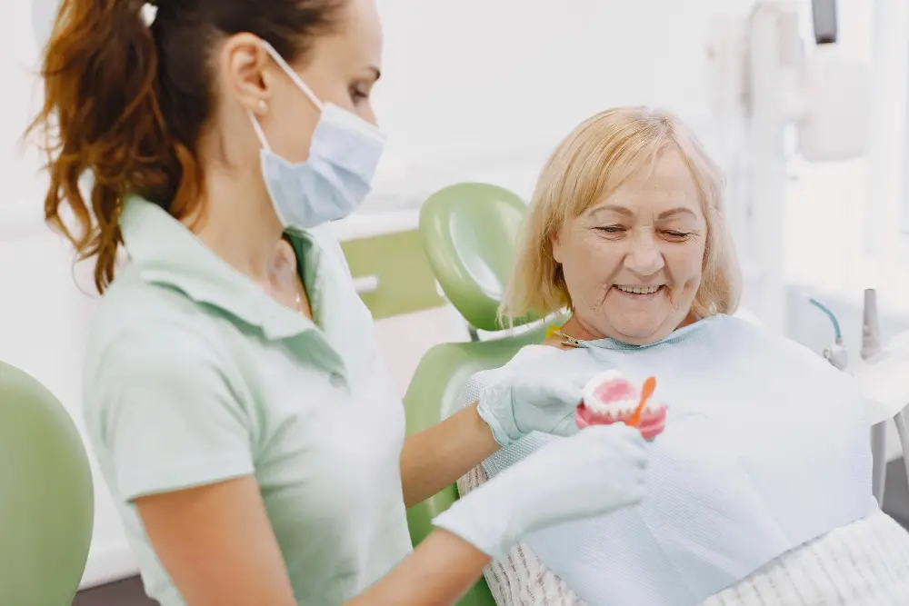 Os problemas bucais mais comuns após os 60 anos e como preveni-los Os problemas bucais mais comuns após os 60 anos e como preveni-los
